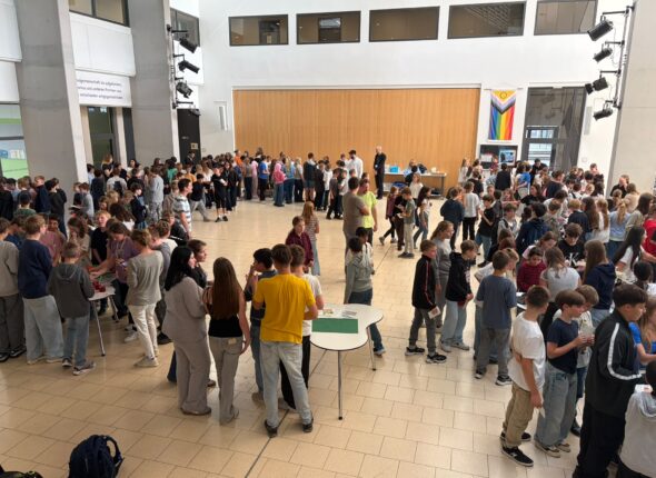 Viele Schülerinnen und Schüler bei der MINT-Machpause