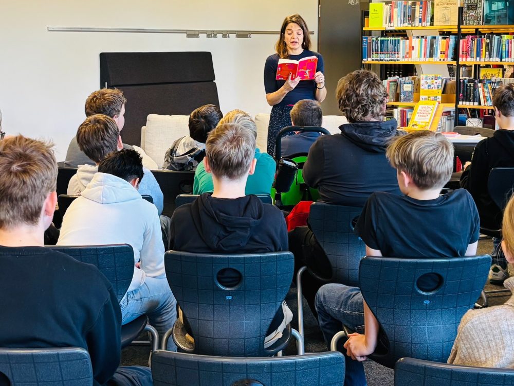 Frau Welk liest aus ihrem aktuellen Werk.