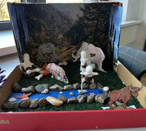 Szenen aus der Steinzeit in einem Schuhkarton