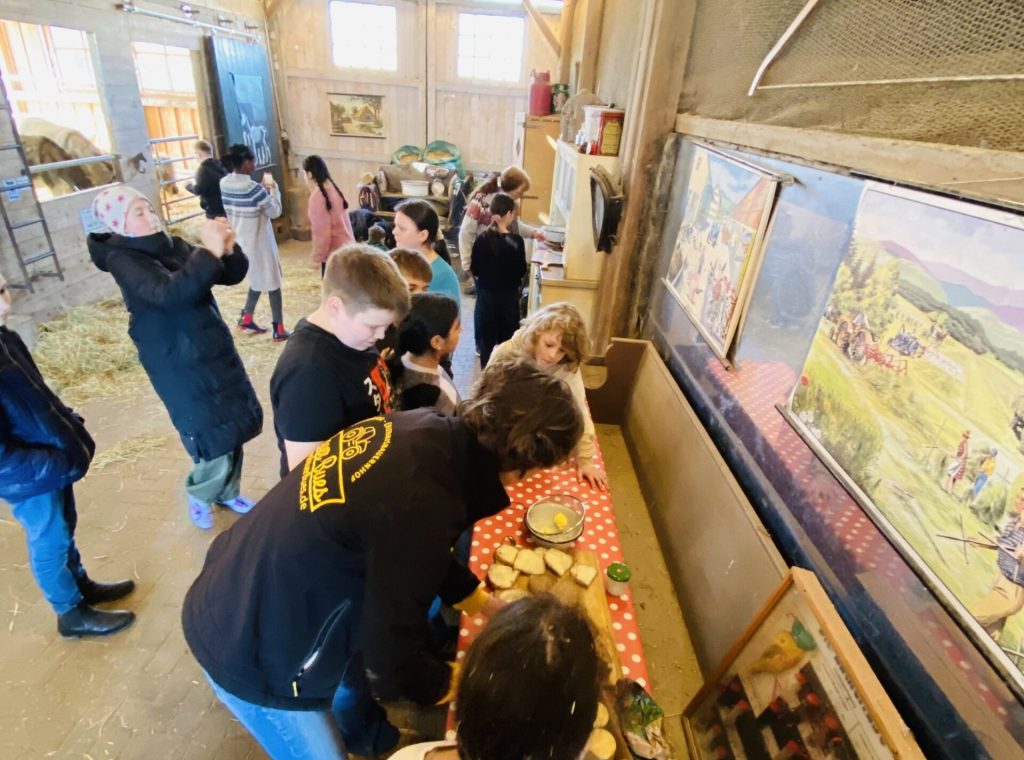 Unsere Schüler erkunden einen Stall des Erlebnisbauernhofes